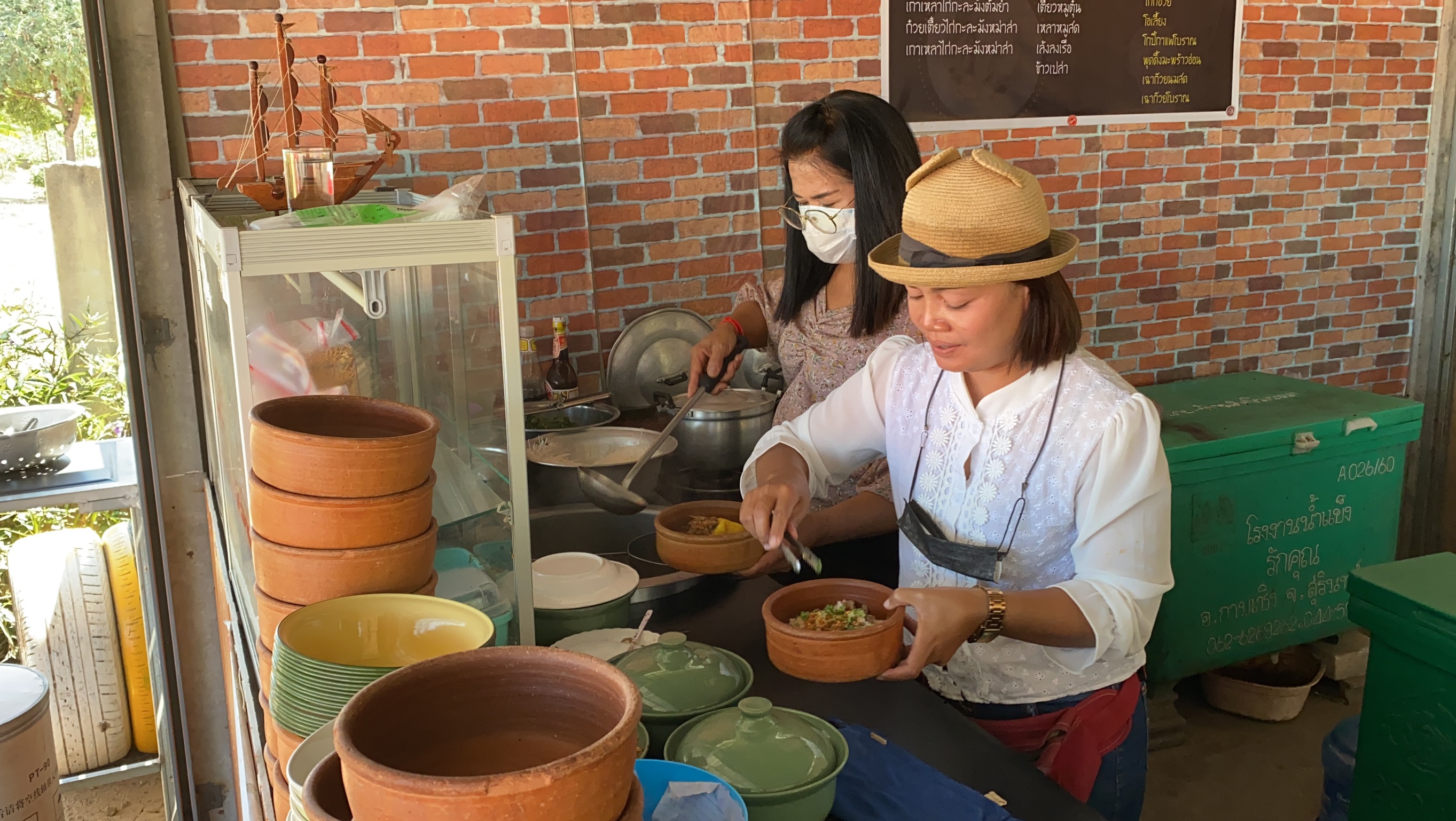  สองพี่น้องชาวอำเภอสังขะหนีพิษโควิดเมืองกรุง  เปิดร้าน "ก๋วยเตี๋ยวเรือหม้อดิน" สูดกลิ่นอายทุ่งทานตะวัน