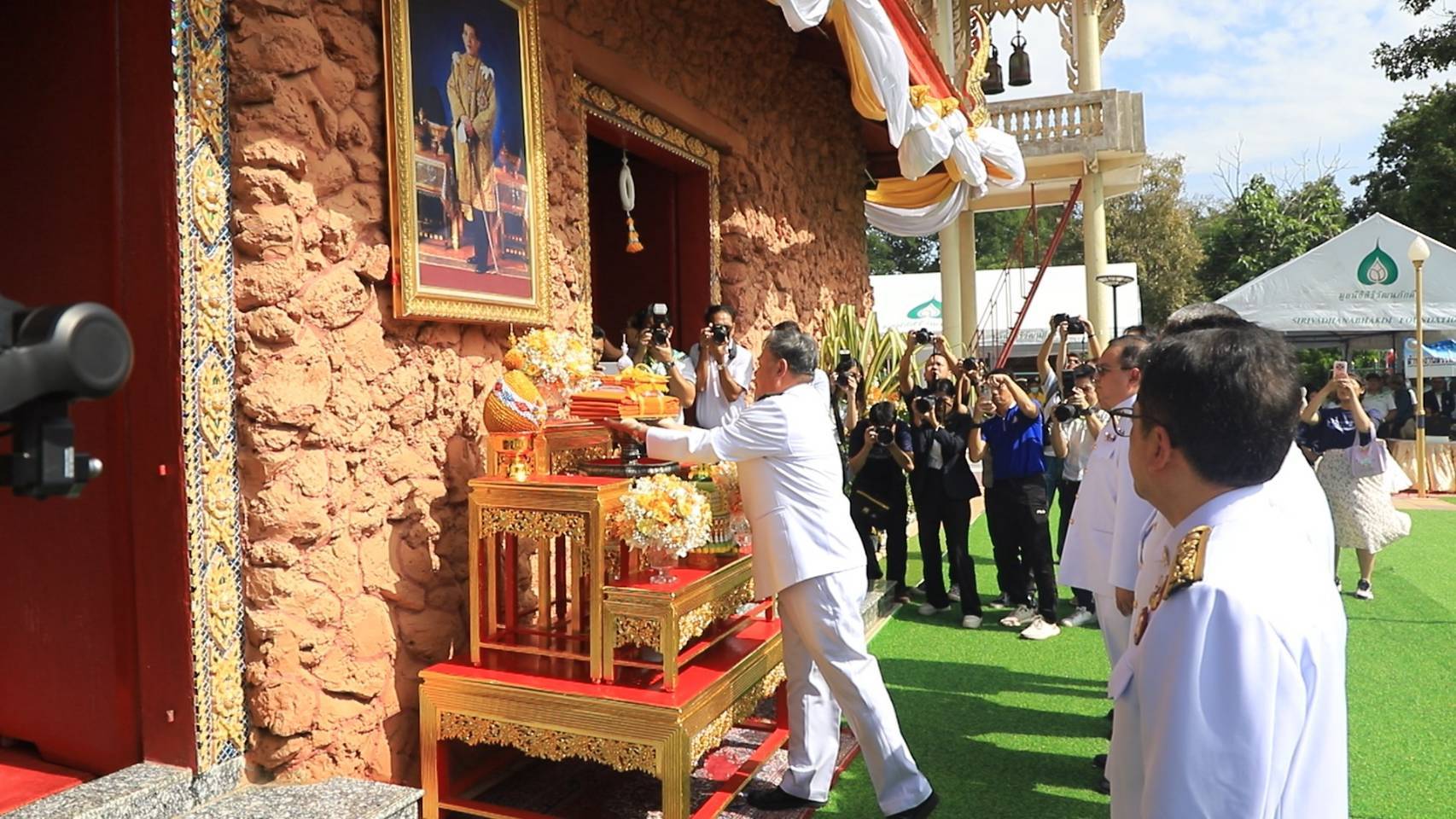 ในหลวง โปรดเกล้าฯ พระราชทานผ้าพระกฐิน ให้ ม.เกษตรฯ ถวายแด่พระสงฆ์จำพรรษากาลถ้วนไตรมาส ณ วัดสิริจันทรนิมิตรวรวิหาร จ.ลพบุรี 