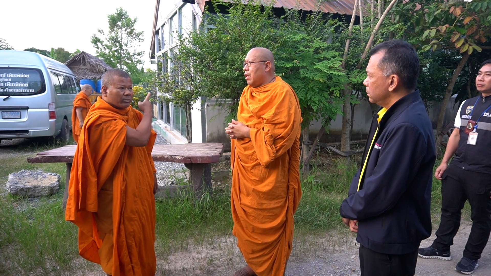 "นครปฐม" หลวงพี่น้ำฝนพร้อมหลายหน่วยงาน สนธิกำลัง ตรวจสอบสำนักปฏิบัติธรรม พระปีนเสาไฟ พบไม่ถูกต้องตามขั้นตอน 