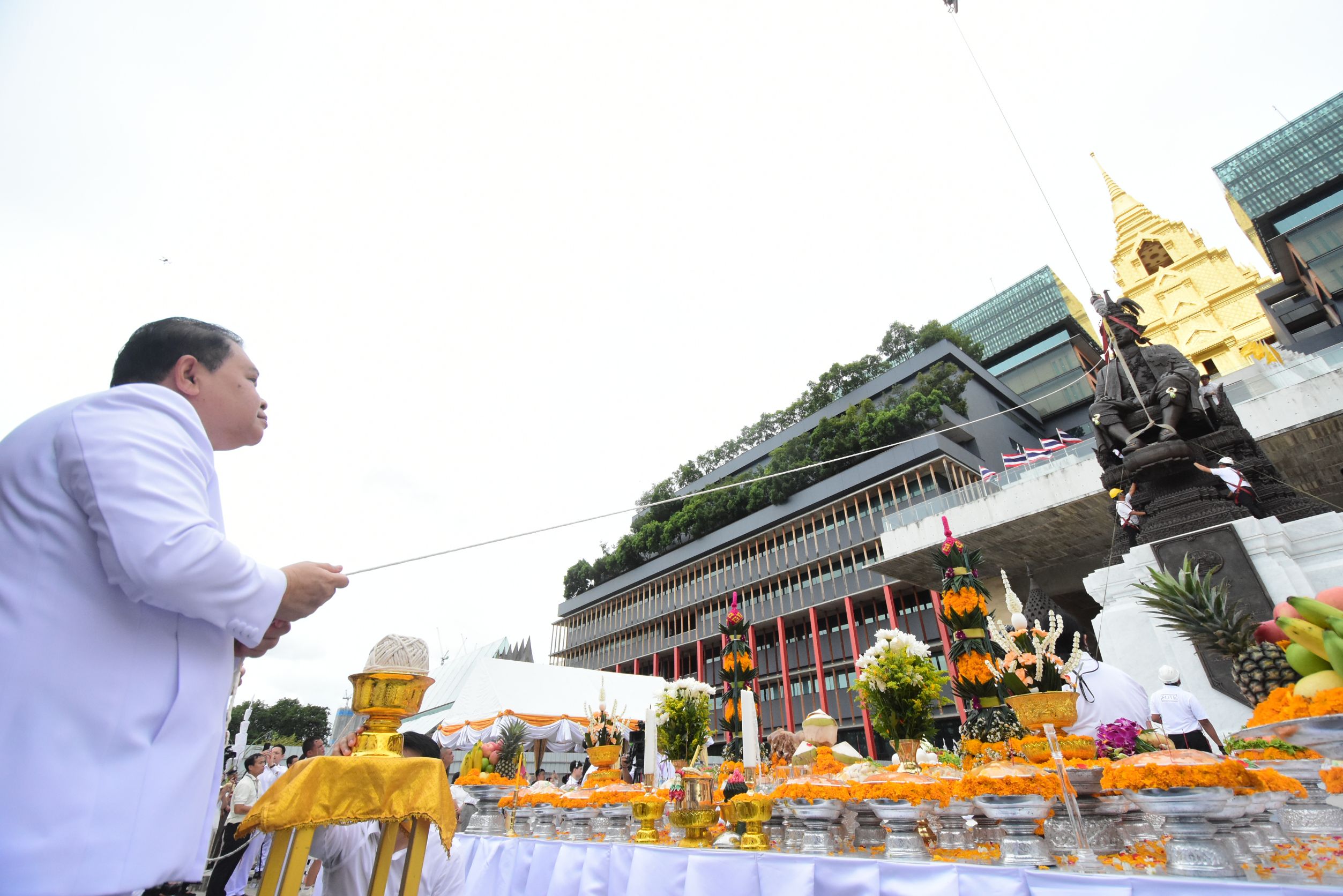 รัฐสภาจัดใหญ่! “ไชยา-ชวน-ชลน่าน” อัญเชิญ “พระบรมรูป ร.7 องค์ใหม่" หน้าสภาฯ ยิ่งใหญ่กว่าเดิม 4 เท่า! 