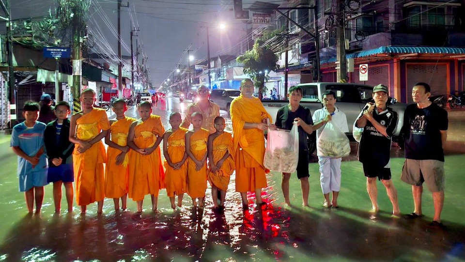 วัดพระธรรมกายระดมอาสาแพ็คถุงยังชีพ 3,000 ชุด ช่วยน้ำท่วมภาคใต้