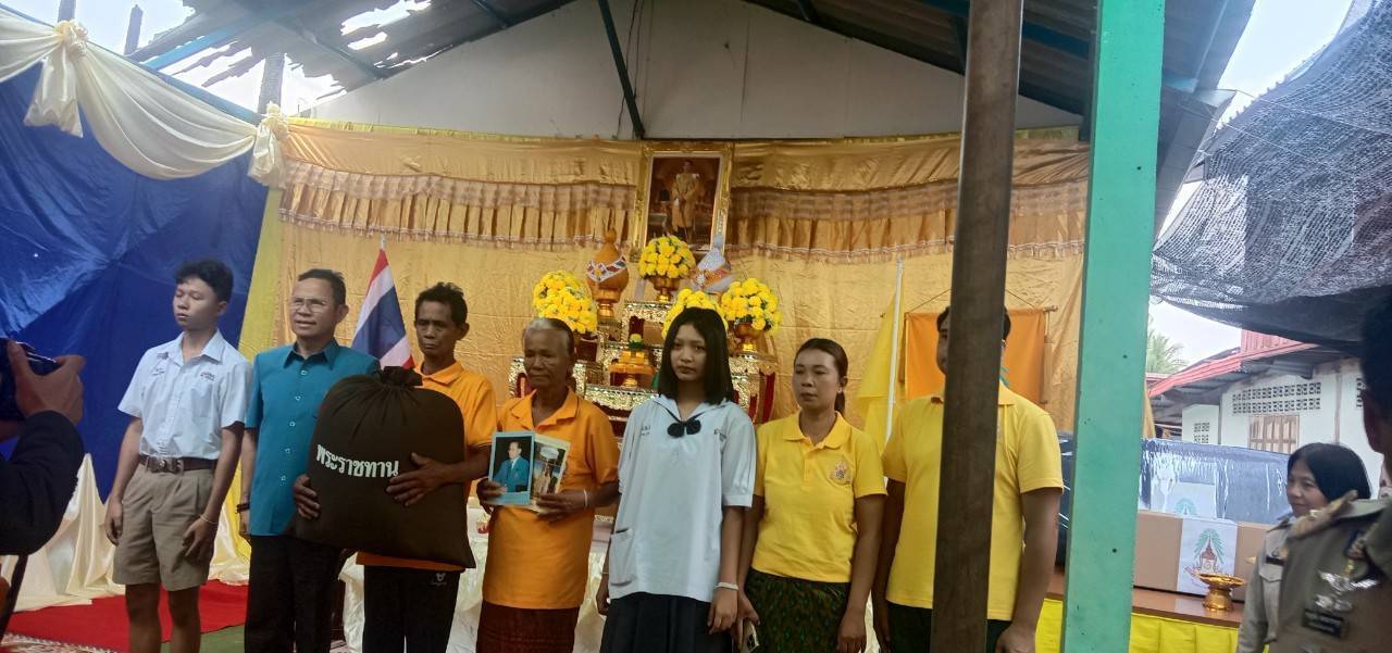 รองผู้ว่าสุรินทร์มอบถุงยังชีพพระราชทานครอบครัวผู้ประสบอัคคีภัย