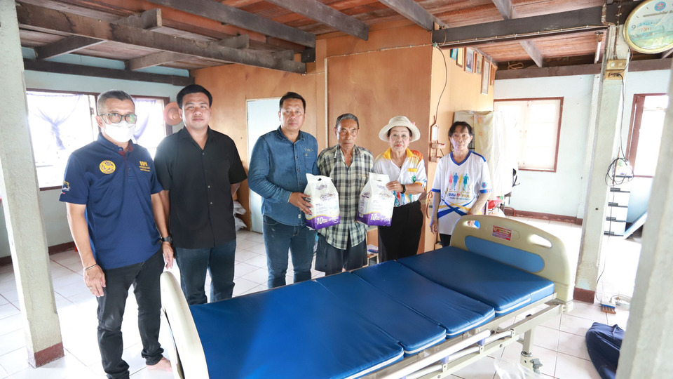 กำนันบ้านกลางส่งต่อบุญ มอบเตียงผู้ป่วย–ผ้าอ้อม ดูแลคุณยายวัย 77 ปี 