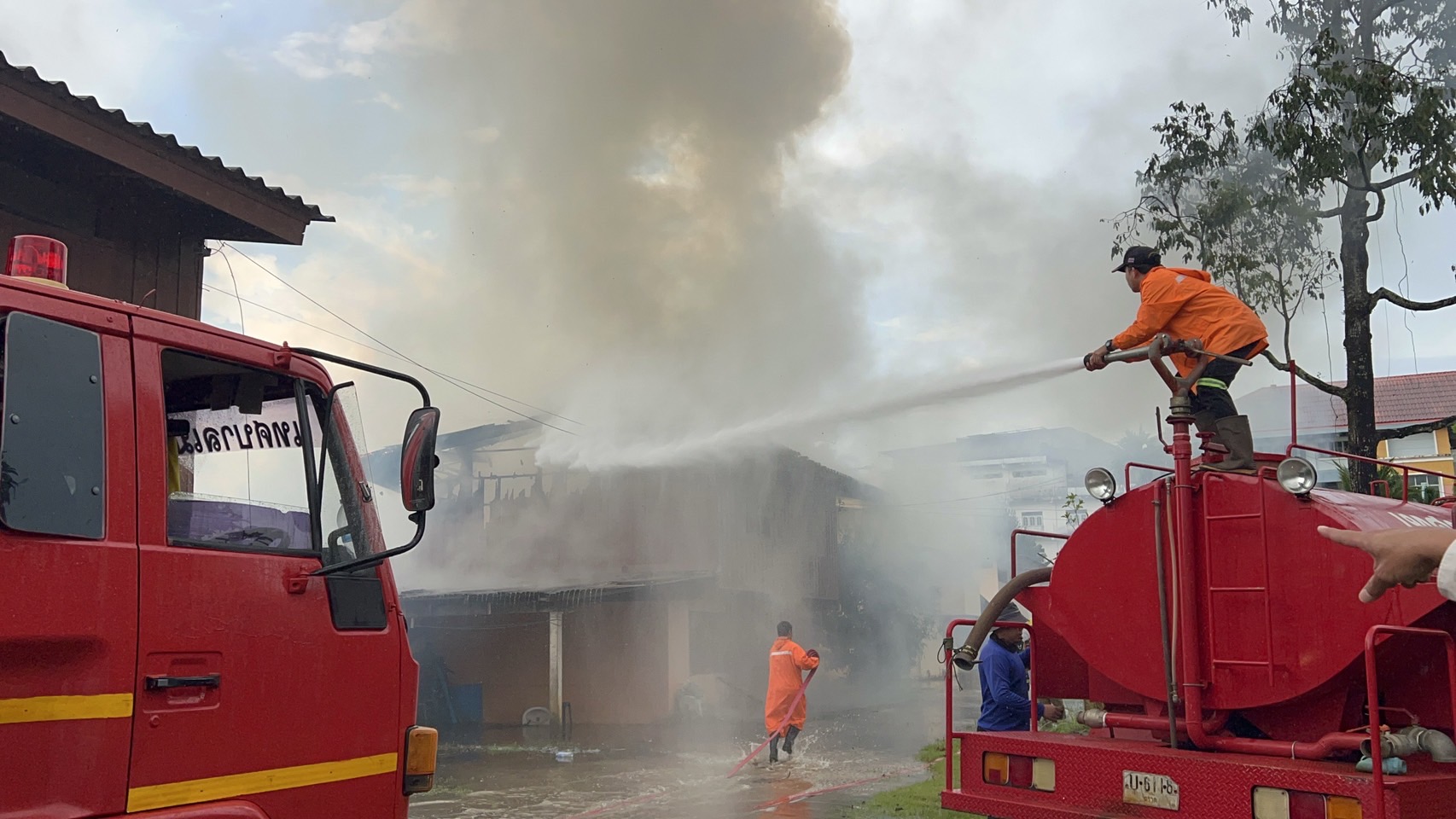 เกิดเหตุไฟไหม้บ้านพักครูโรงเรียนสตรีจังหวัดตราด
