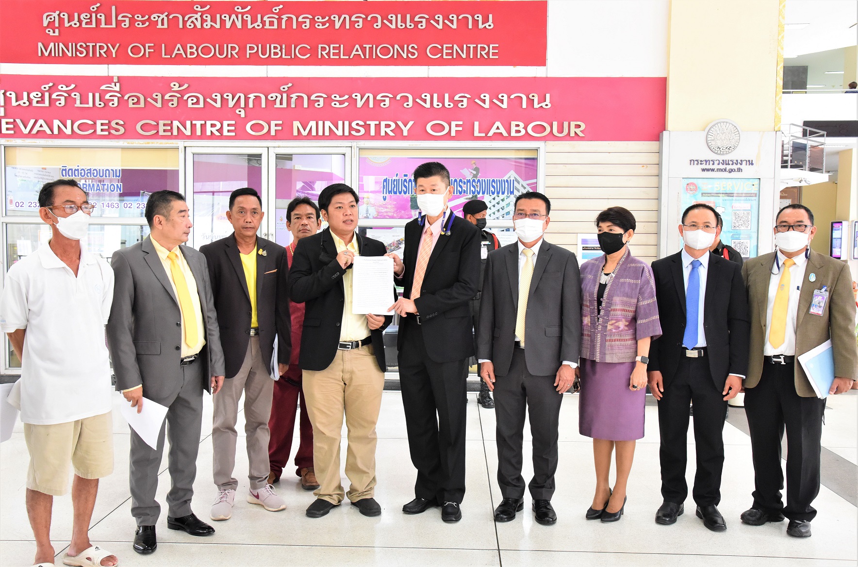 ปลัดแรงงานรับหนังสือเครือข่ายปกป้องสถาบันขอตรวจสอบแรงงานต่างชาติ ทำผิด ม.112 เตือนผิดจริงถูกเพิกถอนใบอนุญาตทำงานทันที