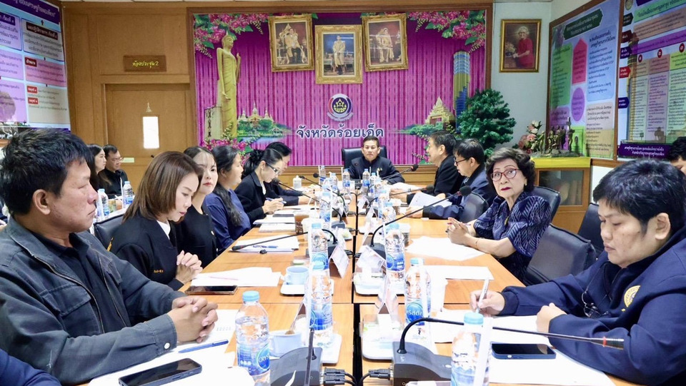ผู้ว่าฯ ร้อยเอ็ด นั่งหัวโต๊ะประชุมขับเคลื่อนนโยบายสานพลังประชารัฐ เสริมเศรษฐกิจฐานราก