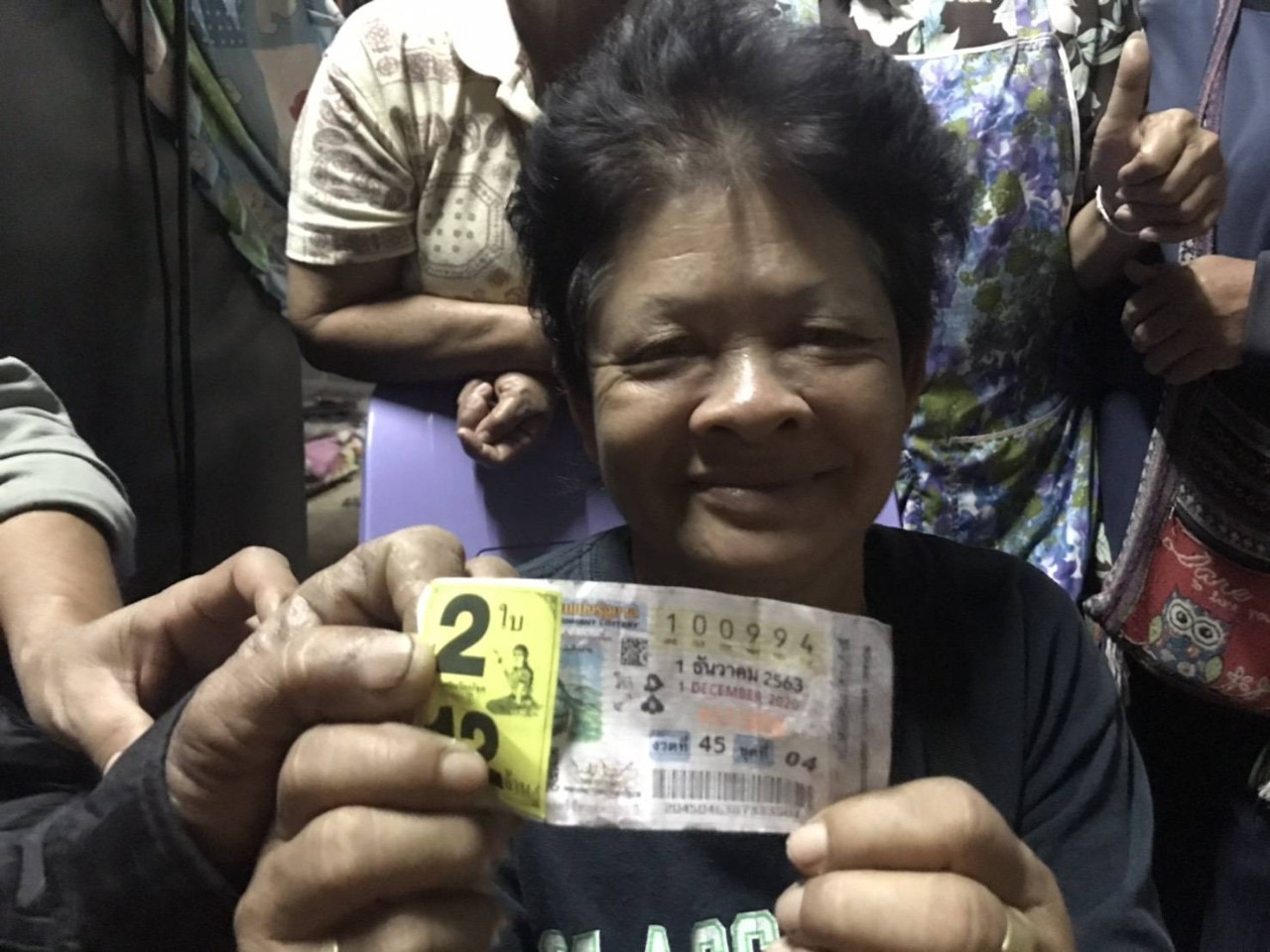 ชาวเนินสง่าสุดดวงเฮงถูกรางวัลที่1 สองรายซ้อน รับไปคนละ 6 ล้านบาท