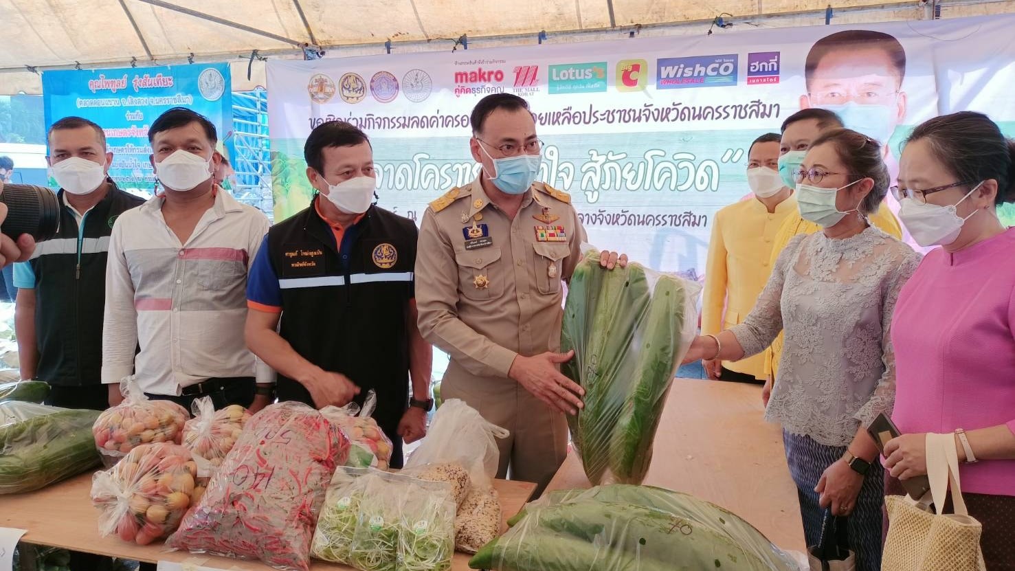 "โคราช"สู้ภัยโควิด ลุยเปิดสนามหน้าศาลากลางจำหน่ายสินค้าราคาถูกช่วยปชช. 