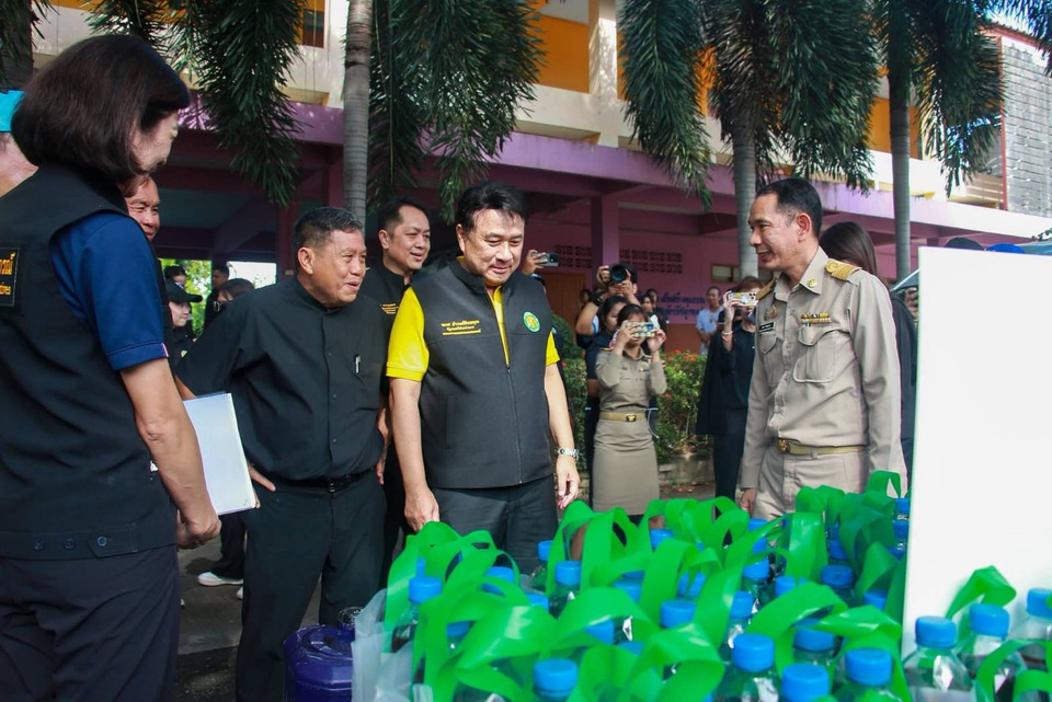 รมช.เกษตรฯ ลงพื้นที่อ่างทอง มอบถุงยังชีพผู้ประสบภัย 500 ชุด ย้ำเดินหน้าเยียวยารอบ 3 ไม่ให้ช้า 