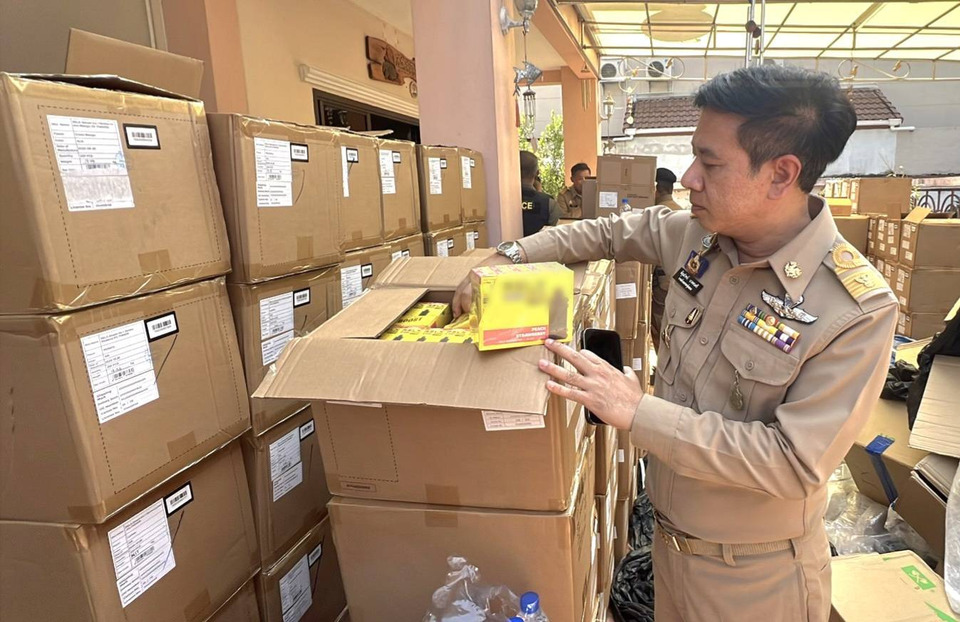 ทลายคลังบุหรี่ไฟฟ้าแสนชิ้น! ศุลกากร-ปกครอง-ตร. ผนึกกำลังกวาดล้างในพื้นที่กระทุ่มแบน