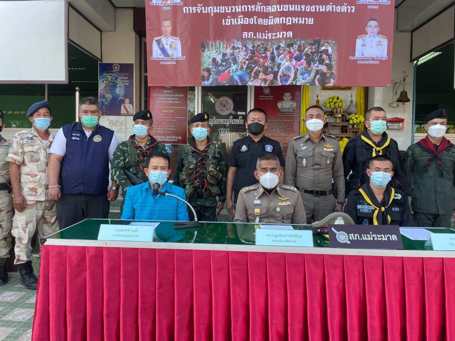 สภ.แม่ระมาด รวบขบวนการส่งแรงงานเถื่อน 52 คน  พร้อมยึดกระบะ 3 คัน 