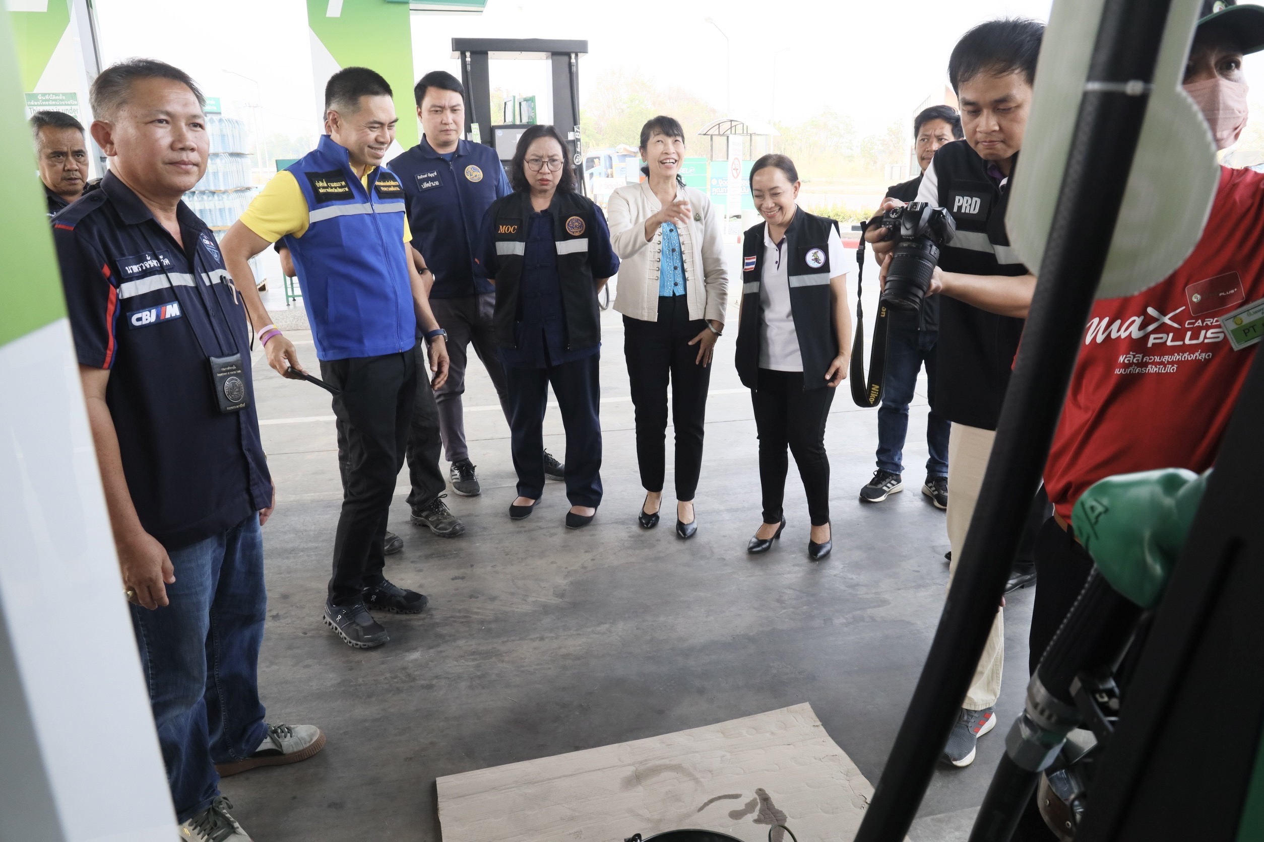 รองผู้ว่าฯ นำทีมสุ่มตรวจปั๊มน้ำมันในเขตเมืองเชียงราย สร้างความมั่นใจแก่ผู้ใช้บริการก่อนเทศกาลสงกรานต์  