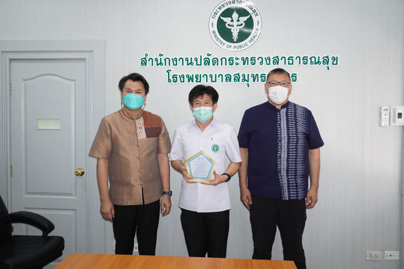 หอการค้าฯมหาชัย "จับมือ"สภาอุตสาหกรรมฯ” มอบโล่เกียรติบัตรให้ ผอ.อนุกูล ก่อนอำลา รพ.สมุทรสาคร "ไปรับตำแหน่งใหม่”   