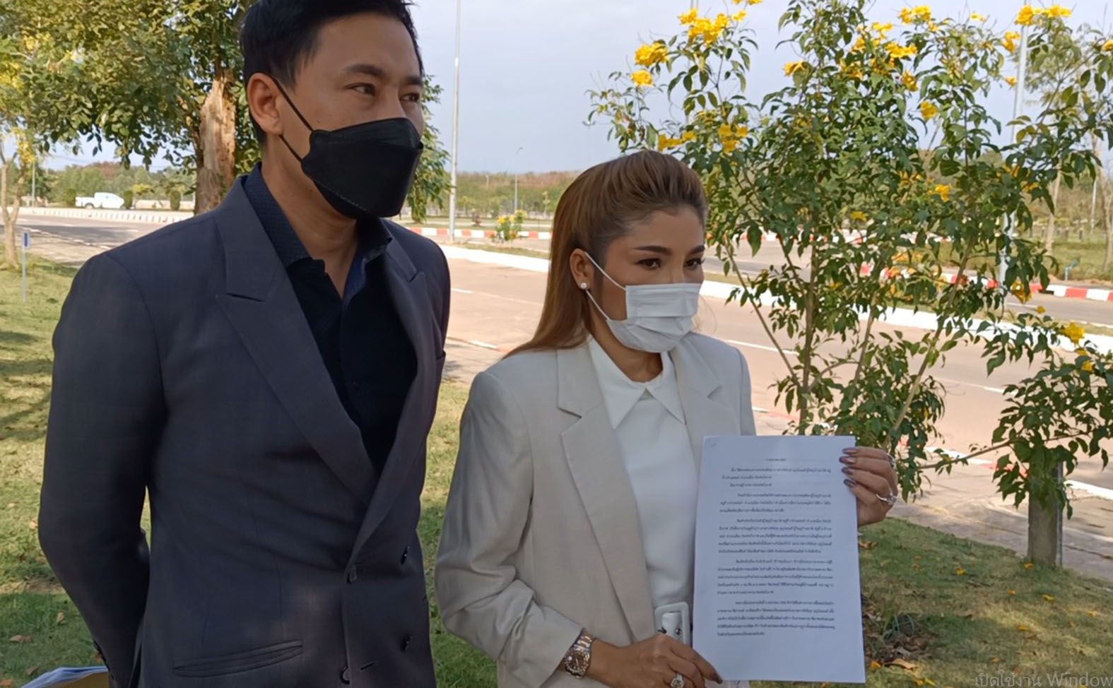  CEO สาวรายการดัง พร้อม "ทนายตั้ม" ยื่นหนังสือให้ผู้ว่าฯ  เอาผิดวินัยผู้ใหญ่บ้านคนสวย