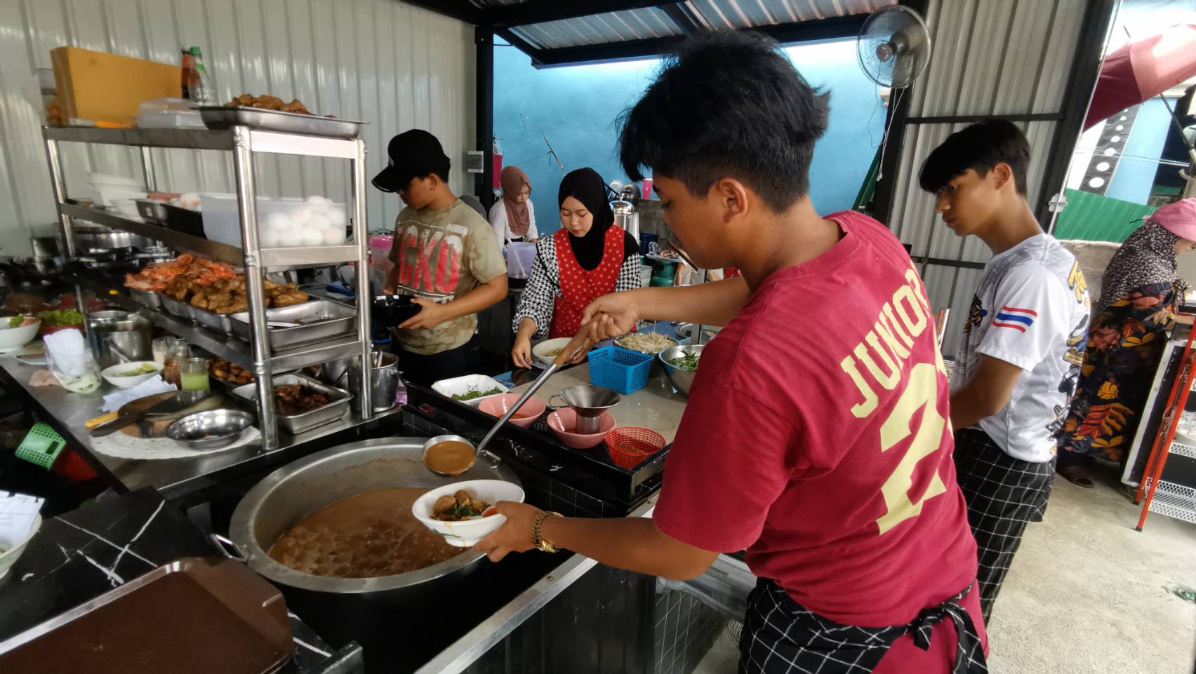 หนุ่มปัตตานีเปิดร้านก๋วยเตี๋ยวเรือรสเด็ดขายวันละ400ชามโกยรายได้อื้อ