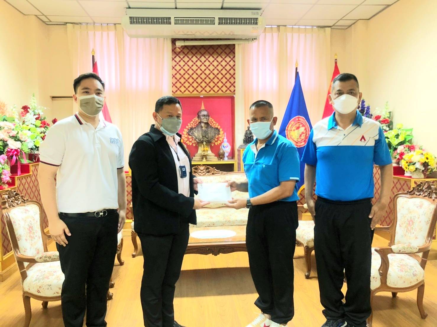 บิ๊กแป๊ะ ส่ง เสธหิ มอบเงินช่วยสร้างอัฒจันทร์ สวัสดิการกรมการสารวัตรทหารบก 