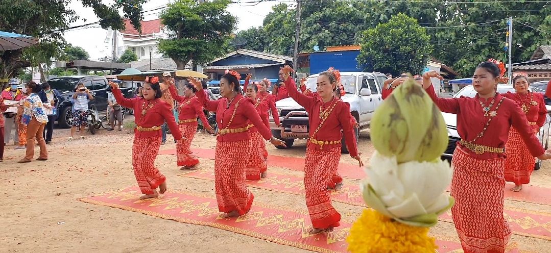 พลังศรัทธารำถวาย ลูกศิษย์เจ้าพ่อพระปรงร่วมกันทำพิธีบวงสรวงและรำถวายให้ องค์เจ้าพ่อพระปรง (องค์ใหม่)  หลังให้โชค 5 งวดติด