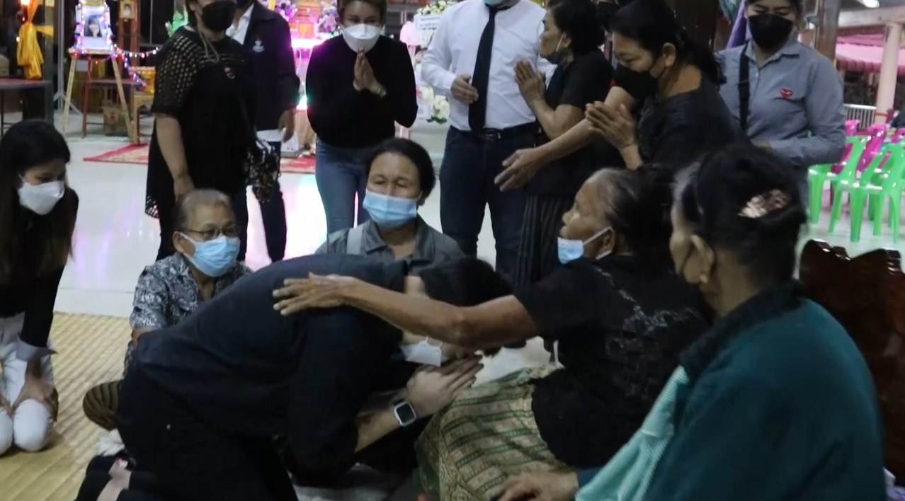 หนุ่มขับรถเบนซ์ ขอขมาศพสาววัย 30 พร้อมกราบขอโทษญาติผู้เสียชีวิต