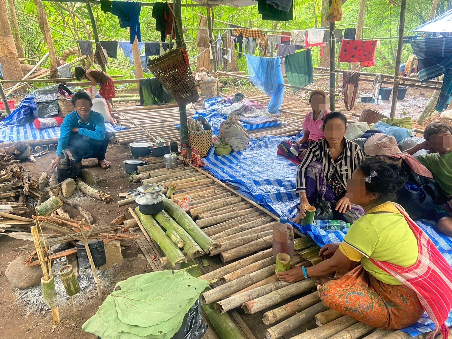 รองผู้ว่าฯแม่ฮ่องสอน ลงพื้นที่ อ.แม่สะเรียง ติดตามสถานการณ์การสู้รบชายแดนบ้านเสาหิน 