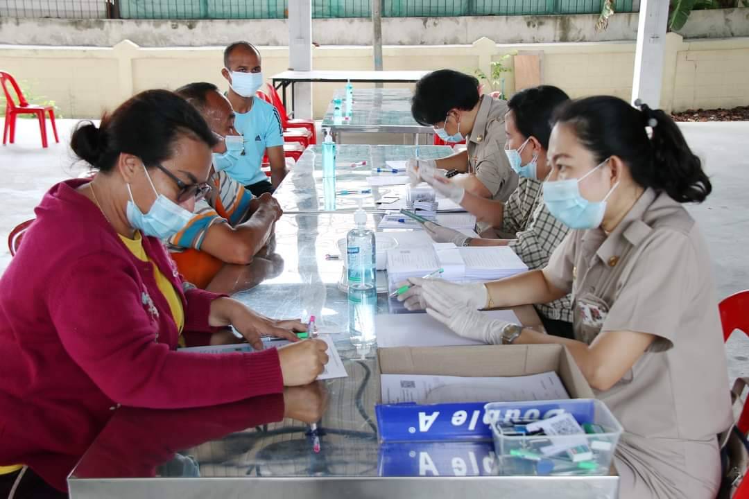 ทน.แหลมฉบัง ลงพื้นที่บริการเชิงรุก ช่วยประชาชนลงทะเบียนรับวัคซีนโควิด ผ่านหมอพร้อม