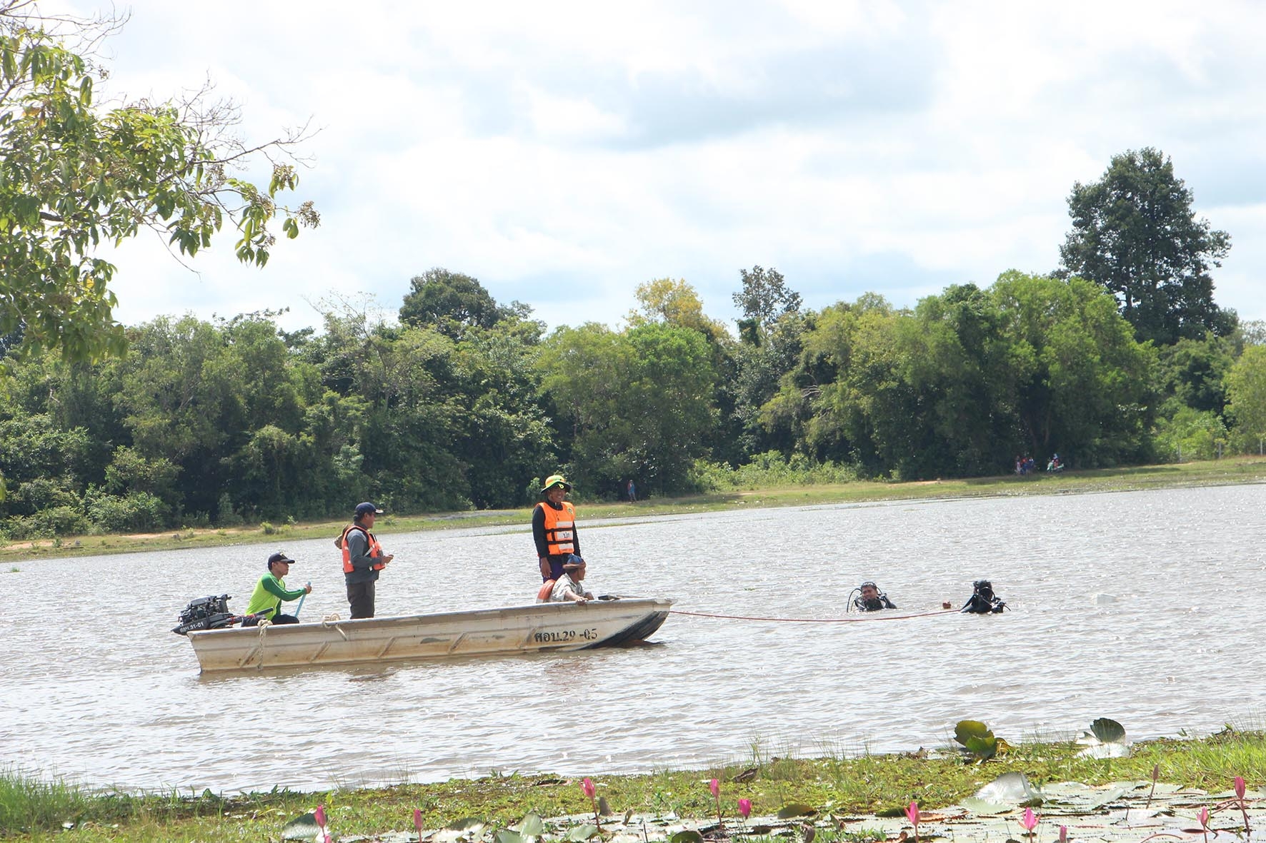 นักประดาน้ำศรีสะเกษดำค้นหาเยาวชนพายเรือเล่นเรือล่มจมหาย