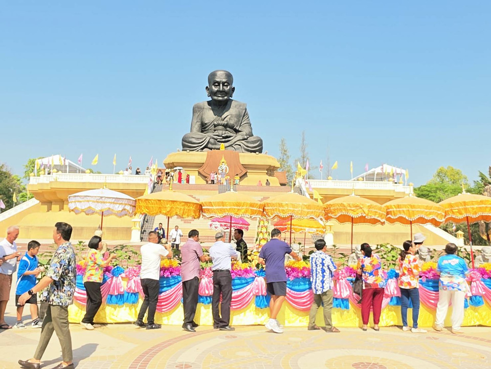 มหามงคลรับปีมะเส็ง! สงกรานต์วัดห้วยมงคล เปิดพิธีสรงน้ำหลวงพ่อทวดองค์ใหญ่สุดตระการตา 