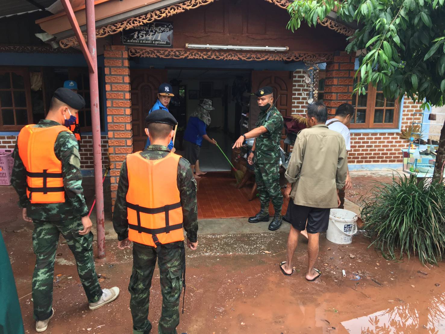 ทหารจิตอาสาภัยพิบัติกองพันทหารม้าที่ 7 ลงพื้นที่สำรวจระดับน้ำ ทำความสะอาดช่วยผู้ประสบอุทกภัยน้ำป่าไหลหลาก ในอุตรดิตถ์