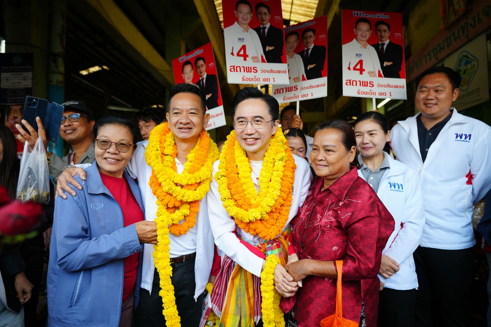 ร้อยเอ็ดคึกคัก! “ยศชนัน” ลงพื้นที่ตลาดทุ่งเจริญตั้งแต่เช้า ช่วยผู้สมัคร สส.เพื่อไทย เดินสาย 6 เวที 4 จังหวัดอีสานในวันเดียว