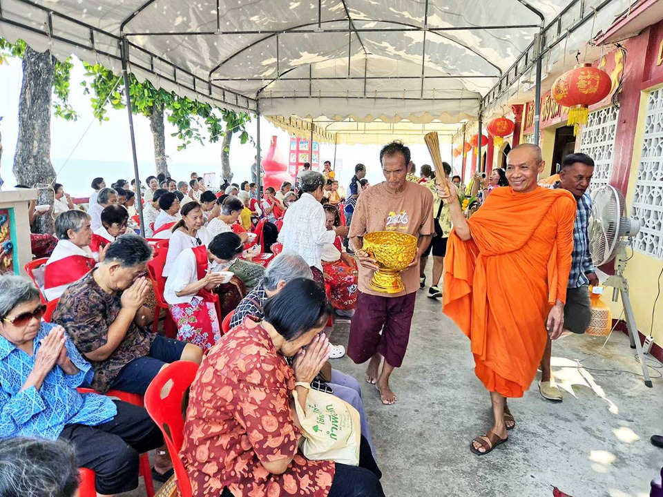 "หัวหิน" ทำบุญศาลเจ้าแม่ทับทิมเก่าแก่ ร้อยปีแห่งความศักดิ์สิทธิ์ เคารพสักการะในวันสงกรานต์