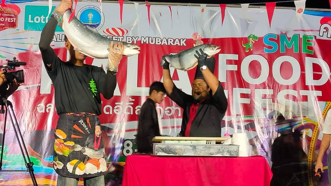 สตูลเก๋!! ขนปลาแซลมอนสด แล่โชว์แจก ในพิธีเปิดงาน SME HALAL FOOD FEST 2024 