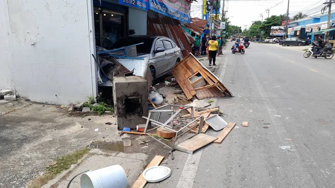 หนุ่มป่วยลางานขับรถกลับบ้านเกิดวูบพุ่งชนร้านส้มตำพังยับเจ็บ 2 ราย