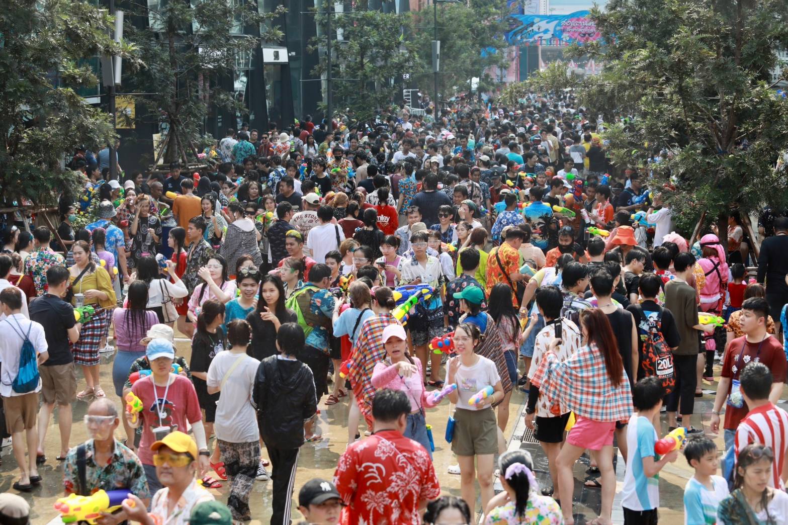 ศูนย์พยากรณ์หอการค้าฯ เชื่อ "สงกรานต์ 2566" สุดพีค เงินสะพัด 1.4 แสนล. ททท.ตั้งเป้ารายได้ท่องเที่ยวทั้งปี 2.38 ล้านล้าน 