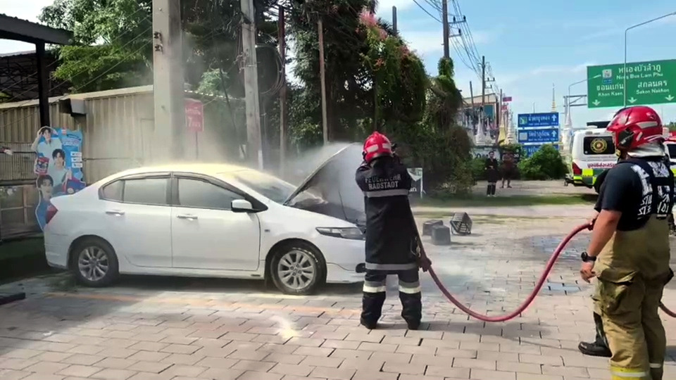 ช็อก! หม้อแปลงระเบิดสายไฟแรงสูงร่วงใส่รถเก๋ง ไฟลุกเกือบวอด เจ้าของยังผ่อน 24 งวด