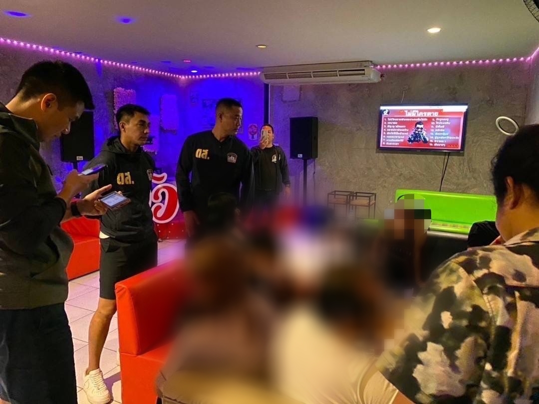 ‘ตำรวจดส.’ บุกช่วยหญิงสาววัย 17 ถูกนำมาให้บริการ ปรนเปรอชายหื่นใน ‘ร้านคาโอเกะ’