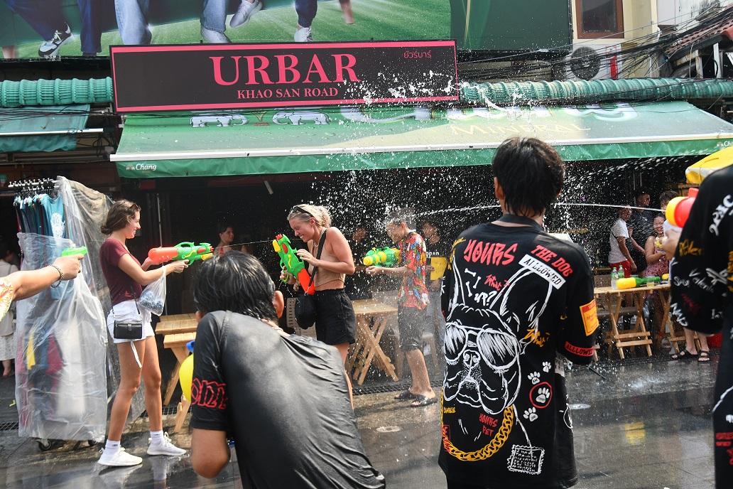 บรรยากาศคึกคัก คนเล่นน้ำวันสงกรานต์ที่ถนนข้าวสาร(ประมวลภาพ)