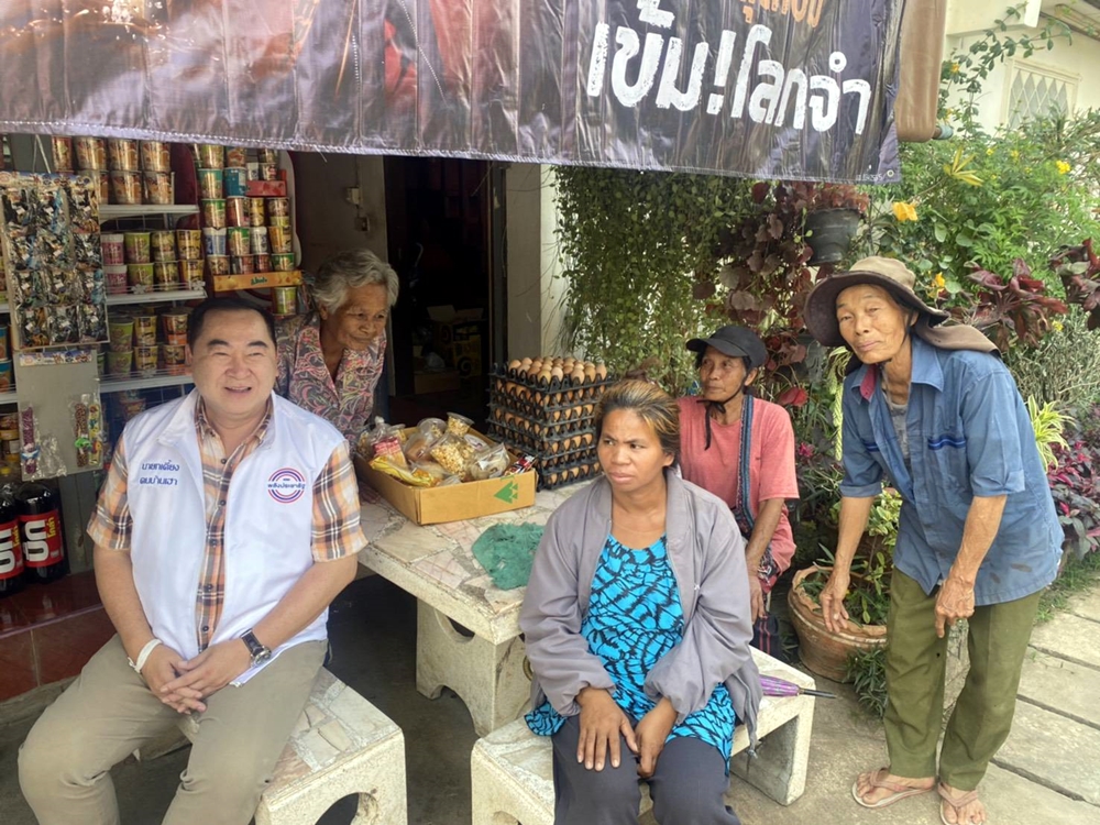 "นายกเคี้ยง" ว่าที่ผู้สมัคร ส.ส.ตาก ลงพื้นที่พบปะชาวบ้าน ต.แม่กาษา ชูนโยบายบัตรสวัสดิการแห่งรัฐ 700 บาท