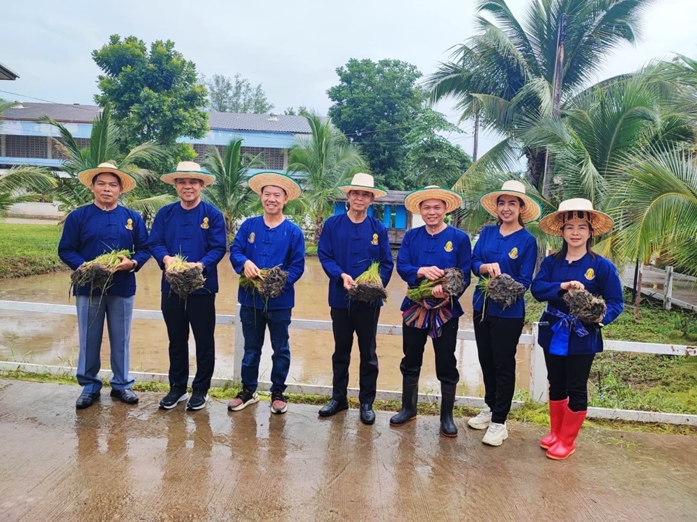 ผวจ.ชัยภูมิ ลงแขกดำนา "ดำวันแม่เกี่ยววันพ่อ" รร.โนนคูณวิทยาคาร สืบสานปรัชญาพอเพียง