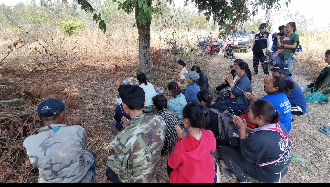 ญาติ-ชาวบ้าน ทำพิธีขอให้วิญญาณชายแก่ ปล่อยตัวยายหลงป่าดงใหญ่นาน 4 วัน ตามพระบอก ถูกผีบังตา   
