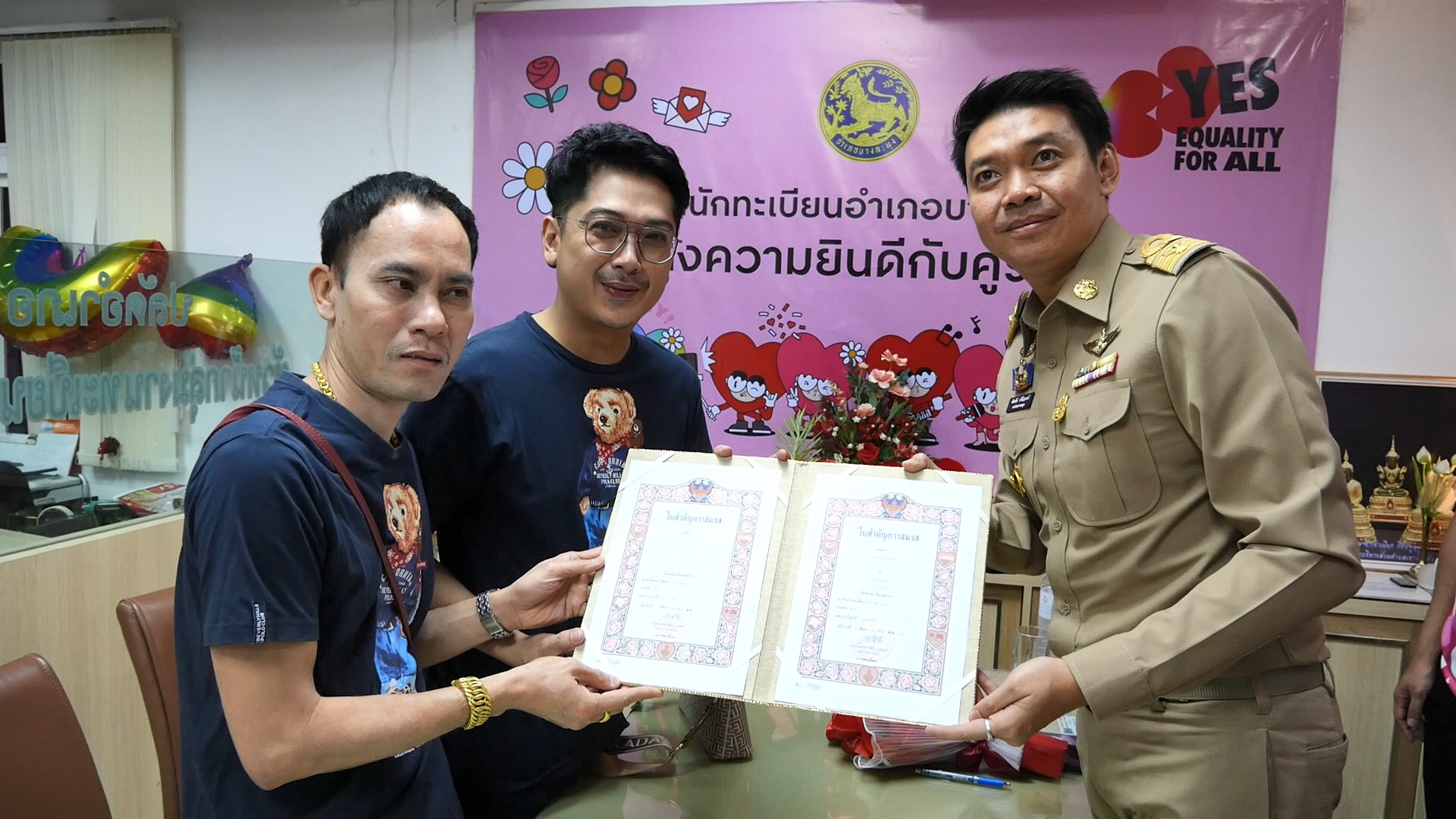 แสนซึ้งใจ...คู่รัก LGBTQ ควงแขนจดทะเบียนวันแห่งความรัก เผย...หวังฝากผีฝากไข้ยามเจ็บป่วย