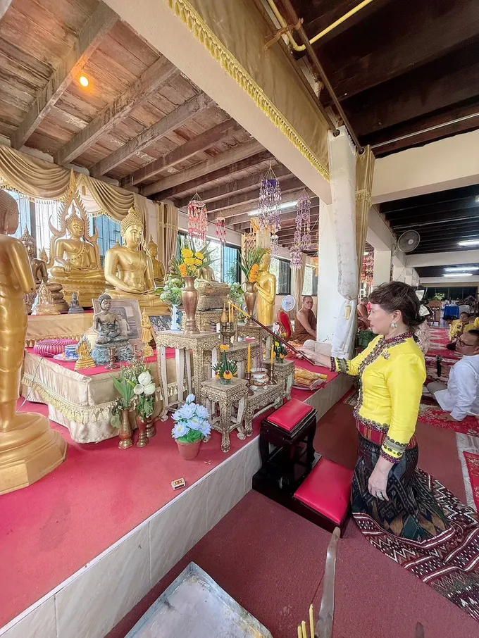 กาฬสินธุ์-เส้นทางบุญสู่เส้นทางธรรม ถวายเทียนพรรษาไหว้พระ 10 วัด