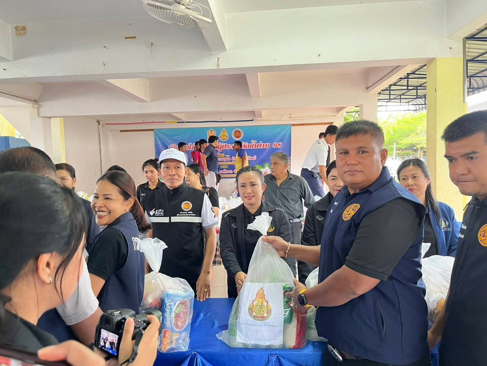 รองผู้ว่าฯสุราษฎร์ธานี ให้การต้อนรับ เลขาฯรมว.ศึกษาธิการ มอบถุงยังชีพแก่ผู้ประสบอุทกภัย