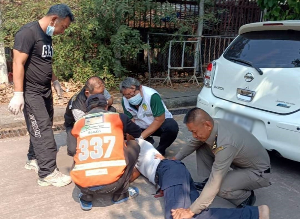น่าชื่นชม!! ตม.อุบลฯ ช่วยชายเป็นลมชักกระตุกส่ง รพ. ล่าสุดอาการปลอดภัย