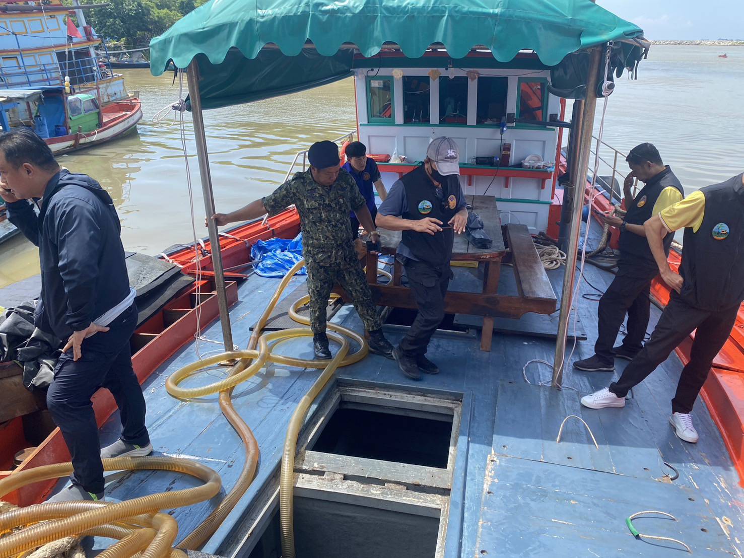 บุกจับ บิ๊กขรก.ท้องถิ่น ลอบขนน้ำมันเถื่อนคาเรือ ขณะกำลังดูดน้ำมันขายในท่าเรือ
