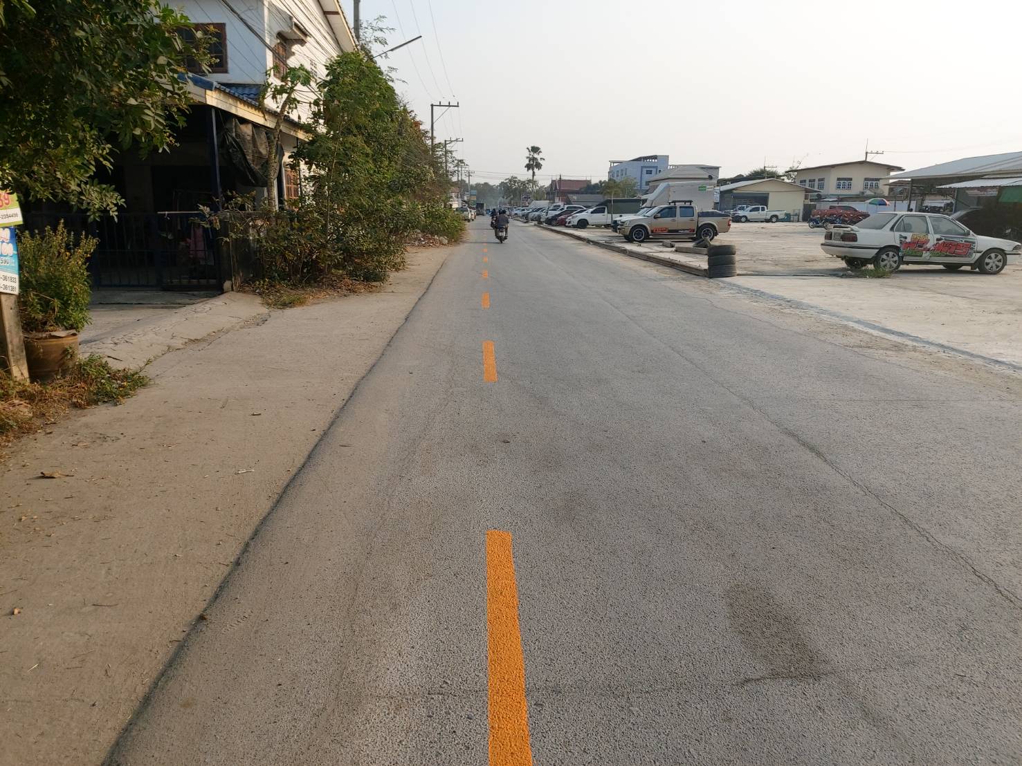 ไร้วี่แววเจ้าหน้าที่ตรวจสอบไอ้โม่งแอบตีเส้นบนถนนซอยสุขใจ อ.วังน้อย