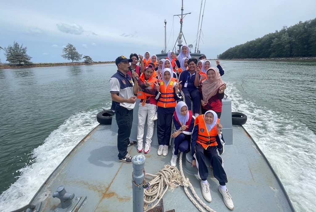 สถานีตำรวจน้ำนราธิวาส นำเรือตรวจการณ์ 531 นำคณะอาจารย์-นักเรียน ล่องเรือในแม่น้ำบางนรา ทัศนะศึกษาทางน้ำ