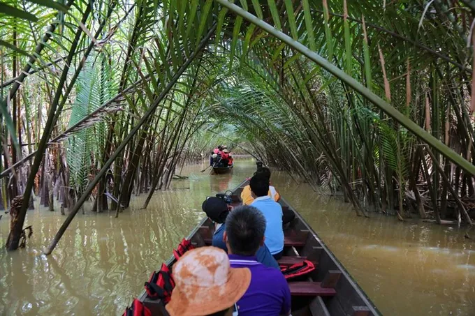 นั่งเรือลอดอุโมงค์จากในบางใบไม้ คลองร้อยสายสุราษฎร์ฯ