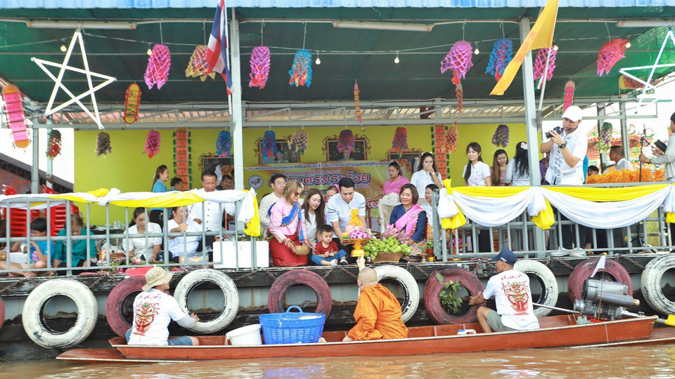 เมืองปทุมฯสืบสานประเพณีตักบาตรพระร้อยริมฝั่งน้ำเจ้าพระยา 
