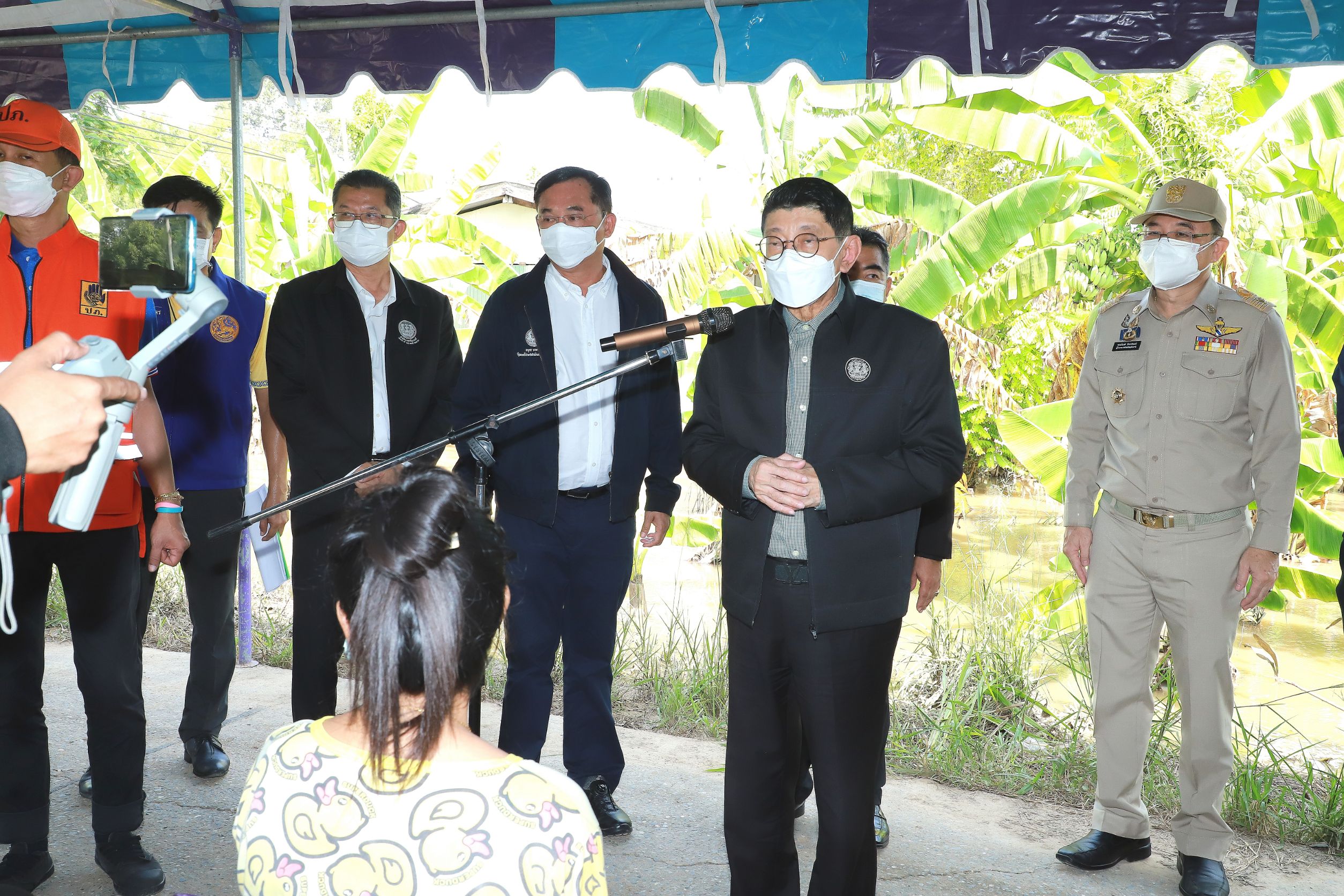 "วิษณุ" พร้อม "อนุชา" ลงพื้นที่อุทัยธานี นครสวรรค์ ติดตามสถานการณ์น้ำท่วม  ส่งมอบกำลังใจให้ผู้ประสบภัย