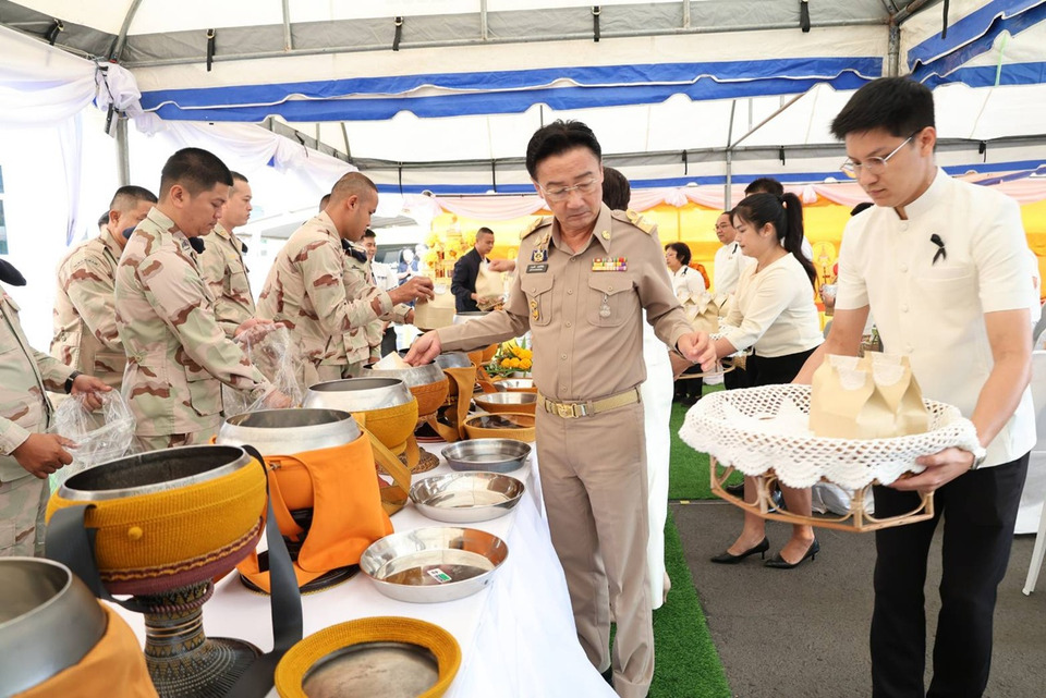 พ่อเมืองยโสธร นำ ขรก.ทำบุญตักบาตร เสริมสิริมงคล ขับเคลื่อนจังหวัดสู่ความสุขปี 2569