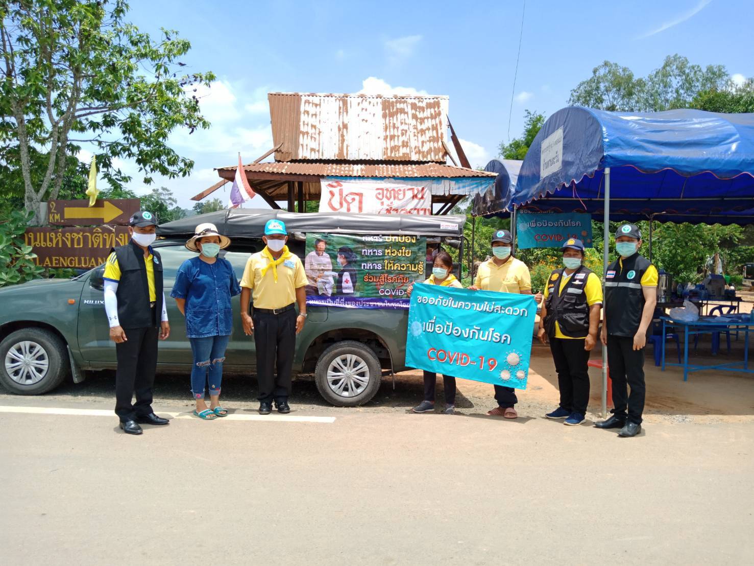 ทหารจิตอาสากองพันทหารปืนใหญ่ที่ 30 รณรงค์ป้องกันโควิด-โรคไข้เลือดออก-ชิคุนกุนยา พร้อมบริการตัดผม แจกจ่ายข้าวสารอาหารแห้ง